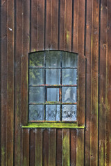 Altes Sprossenfenster aus Gusseisen in Holzwand