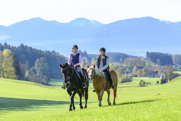entspannte Frauen beim Ausritt