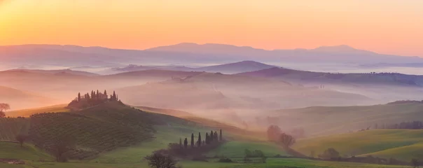 Fototapeten Nebliger Sonnenaufgang im Val d& 39 Orcia oder Valdorcia, einer Region der Toskana, Mittelitalien, die sich von den Hügeln südlich von Siena bis zum Monte Amiata erstreckt. © elena_suvorova
