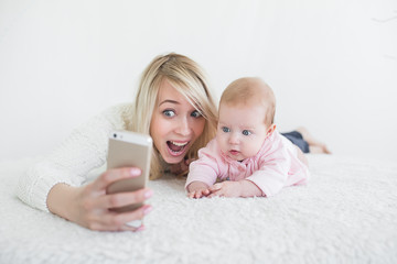 Obraz na płótnie Canvas baby make selfie on mobile phone
