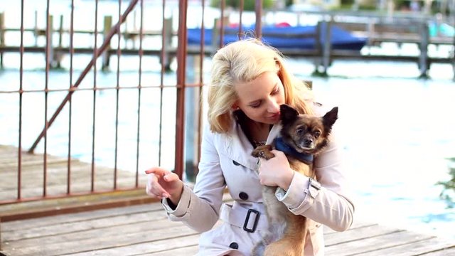 Chihuahua mit Frauchen
