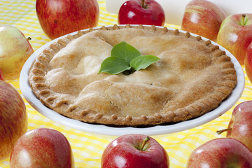 apple pie garnished with leaves