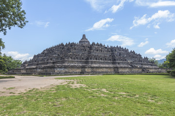 Fototapeta na wymiar View on Borobudur temple from park