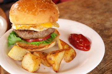 ハンバーガーとポテト