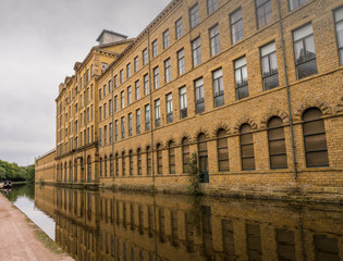 Salts mill straddling the Leeds Liverpool Canal at Saltaire, Bradford, West Yorkshire, UK
