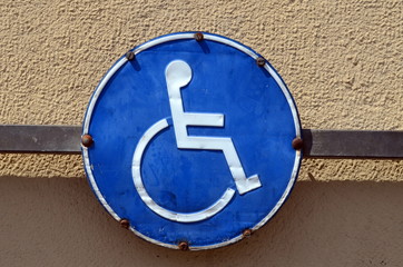 Schild mit Rollstuhlpiktogramm