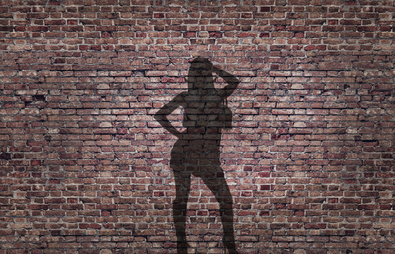 ombra di una prostituta sul muro di mattoni