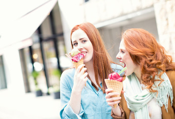 Frauen in der Stadt beim Eis essen