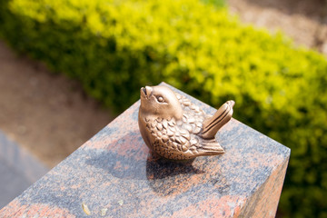 Vogel auf dem Grabstein