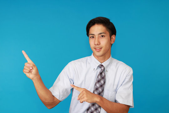 指示する笑顔のビジネスマン