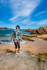 Femme sur les rochers dans une Crique à Blanes