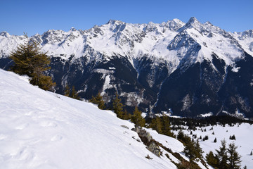 Fototapeta na wymiar La Chaîne de Belledonne, vue du Grand Rocher