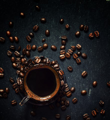Obraz premium Szklanka kawy espresso z pianką, palona kawa ziarnista, fo