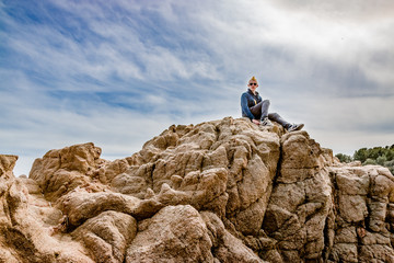 Jeune homme sur les rochers dans une Crique à Blanes