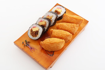 おいしそうな太巻きと稲荷寿司