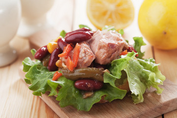 Tuna salad with lettuce and kidney beans
