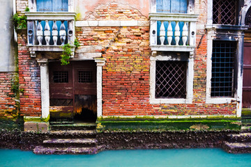 Fototapeta na wymiar Particular of the door of a venetian house in Venezia, Italy