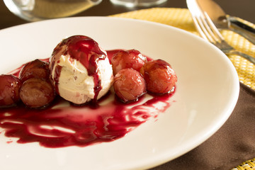 bola de queso crema a la vinagreta en salsa de uva rosada