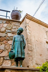 Fototapeta na wymiar Statue dans les rues de Tossa de Mar