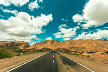 Ruta Nacional 60 (Catamarca, Argentina) en camino hacia Chile con cerros de fondo