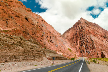 Traza entre cerros de la Ruta Nacional 60 (Catamarca, Argentina) en camino hacia Chile