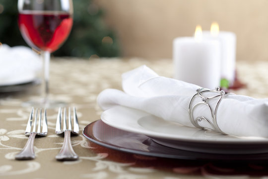 close-up image of dinnerware with candle light