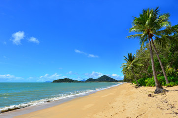 Fototapeta na wymiar Landscape of Clifton beach near Cairns Queensland Australia