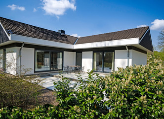 Flachbauhaus, weiss, hochwertig