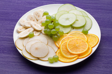 Obraz na płótnie Canvas Блюда для меню - фруктовая тарелка из яблок, груш, винограда, апельсинов и бананов