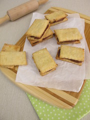 Mit Schokoladencreme gefüllte Kekse