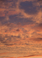 Obraz premium saturated colors colorful sunset . Summers are warm and beautiful sunset . Clouds filled with different colors of the rainbow . the sky as if drawn by an artist's brush