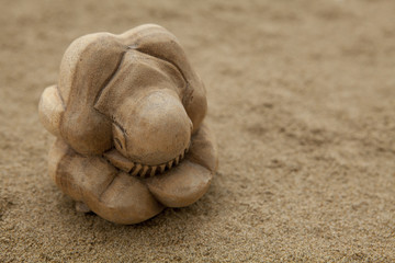 Fototapeta na wymiar yogi bouddha en méditation sur le sable