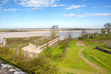 Ruines du mur d'enceinte de la citadelle de Blaye, Gironde, France