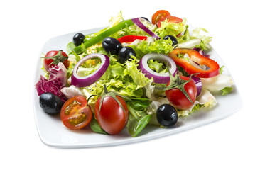 Ensalada aislada sobre fondo blanco
