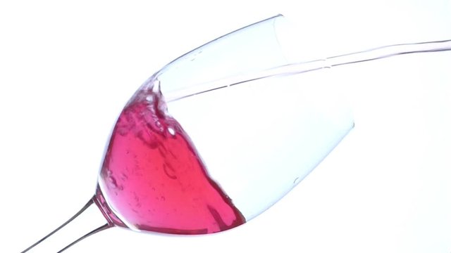 Wein wird in ein Glas eingef&uuml;llt