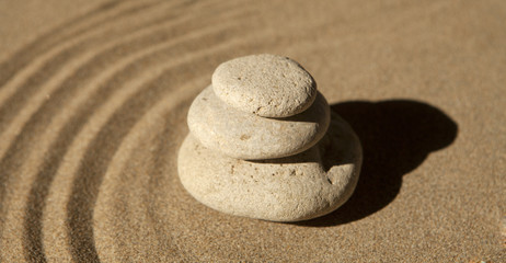 Fototapeta na wymiar galets zen en équilibre sur le sable