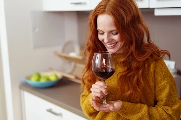 Papier Peint photo Lavable Alcool entspannte frau genießt ein glas rotwein