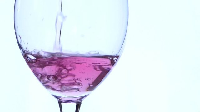 Wein wird in ein Glas eingef&uuml;llt