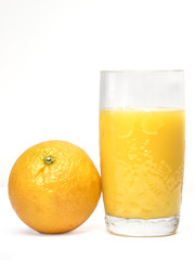 Zumo de naranja sobre fondo blanco