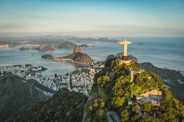 Photo sur Plexiglas Rio de Janeiro Vue aérienne du Christ et de la baie de Botafogo depuis un angle élevé.