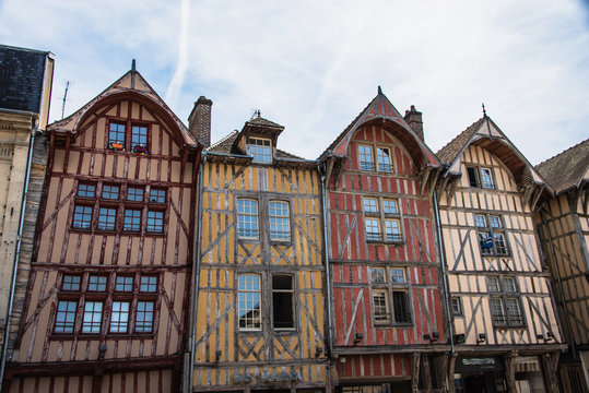 Fa&ccedil;ades &agrave; cpans de bois de la rue Emile Zola, Troyes