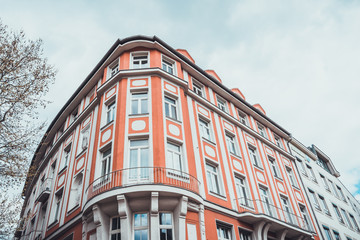 Obraz premium Upward view of building with red facade