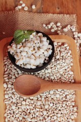 Cooked millet seeds and dried millet seeds.