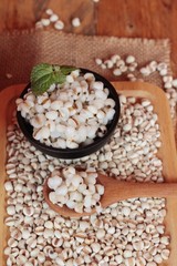 Cooked millet seeds and dried millet seeds.