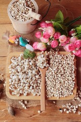 Cooked millet seeds and dried millet seeds.