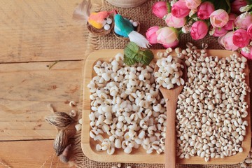 Cooked millet seeds and dried millet seeds.