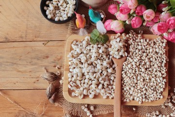 Cooked millet seeds and dried millet seeds.