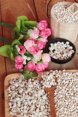 Cooked millet seeds and dried millet seeds.