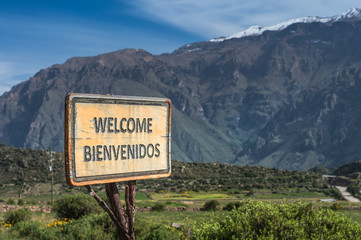 Welcome sign with spanish language on the old wood