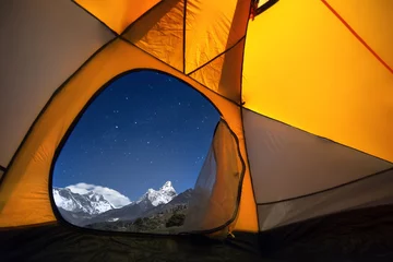 Foto auf Acrylglas Lhotse Blick auf die Berge von einem Touristenzelt. Vom «Fenster» aus sind von links nach rechts zwei Achttausender - Mt. Everest (8.848 m), Lhotse (8.516 m) und Ama Dablam (6.814 m).